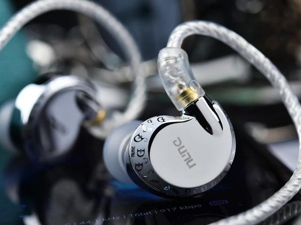 现在越来越多的hifi厂家把之前好几万元耳机所采用的硬件配置纷纷开始